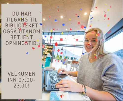 Kvinne som sitter på biblioteket