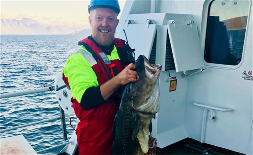 Vebjørn Bull Pettersen utforsker maskinrommet.