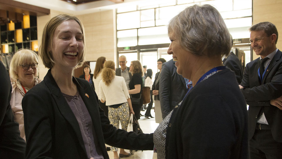Forsknings- og høyere utdanningsminister Iselin Nybø hilser på førstelektor Åsta Birkeland fra barnehagelærerutdanningen på Høgskulen på Vestlandet og gratulerer henne med æresprofessoratet hun har mottatt av kinesiske samarbeidspartnere.