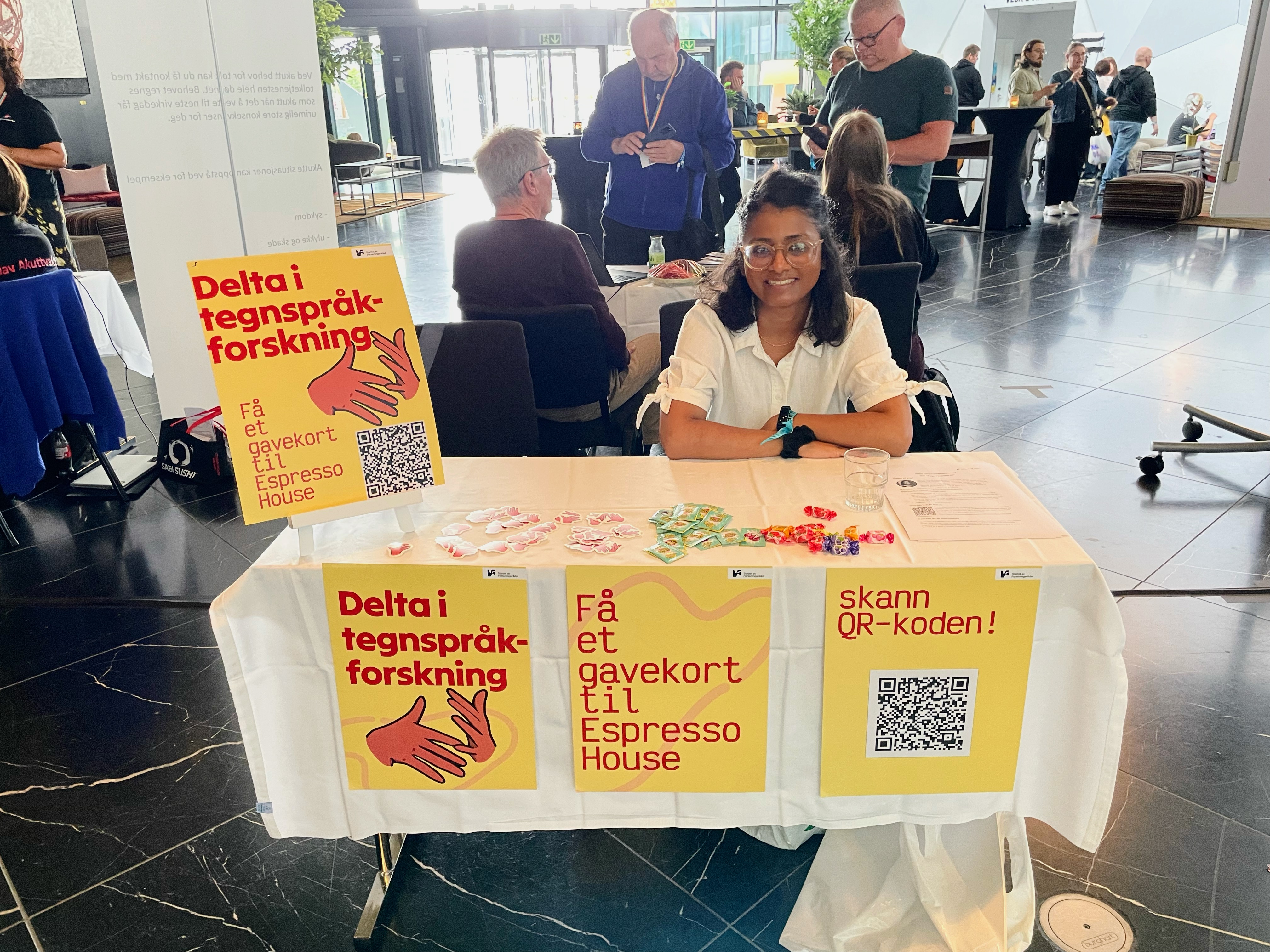 Felicia ved en stand som samler data til tengspråkforskning