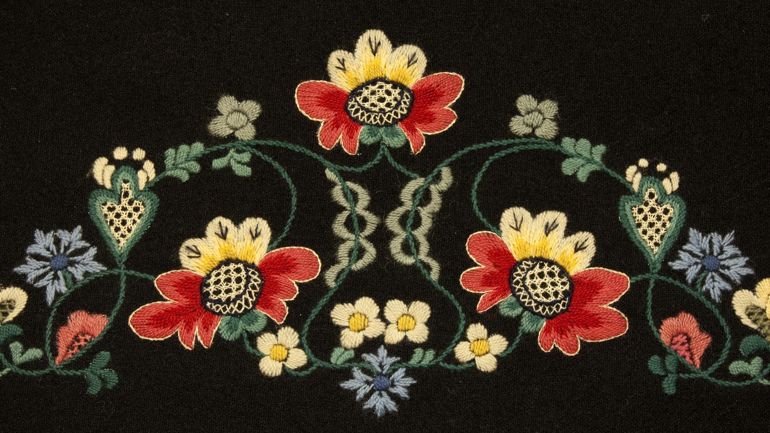 Brodert blomstermønster fra en bunad.