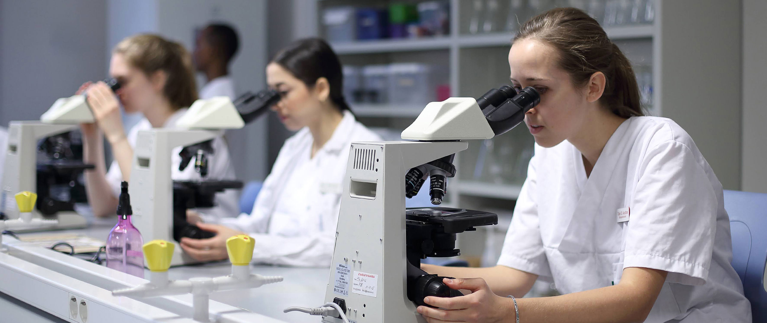 Studenter på laboratoriet
