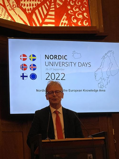 Jón Atli Benediktsson på scenen, rektor ved Universitetet på Island (Háskóli Íslands).