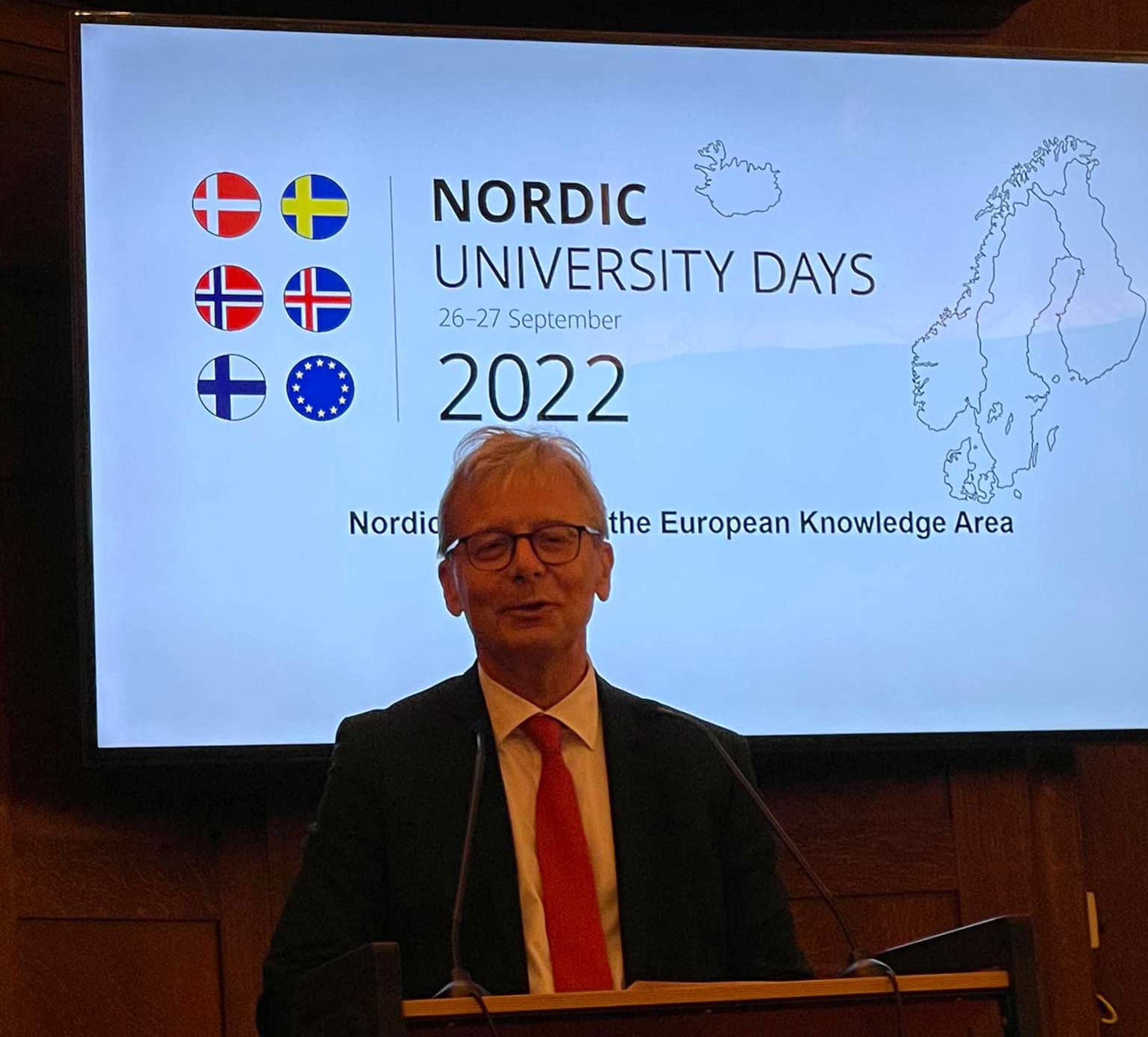 Jón Atli Benediktsson på scenen, rektor ved Universitetet på Island (Háskóli Íslands).