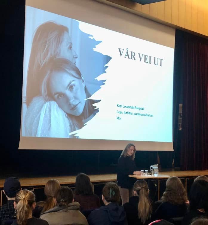 Bilete av Kari Løvendahl Mogstad som presenterer. 