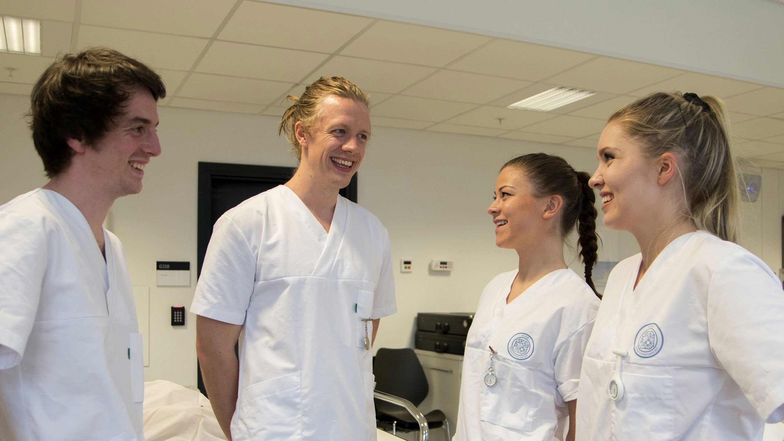 Fire studenter i sykepleierpraksis