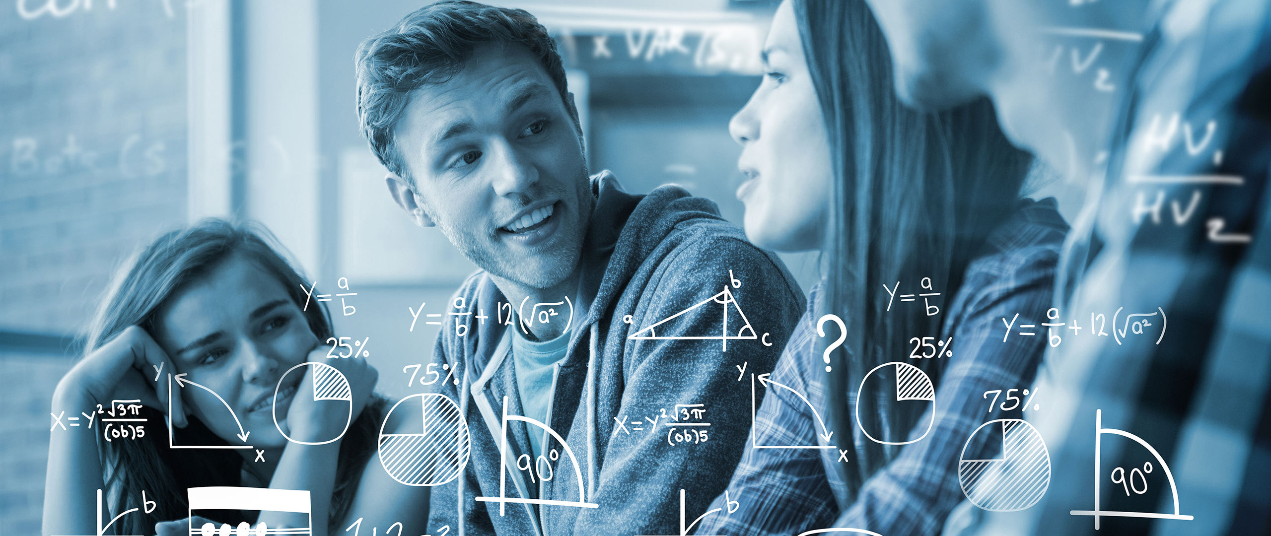 Gruppe med studenter som diskuterer matte.