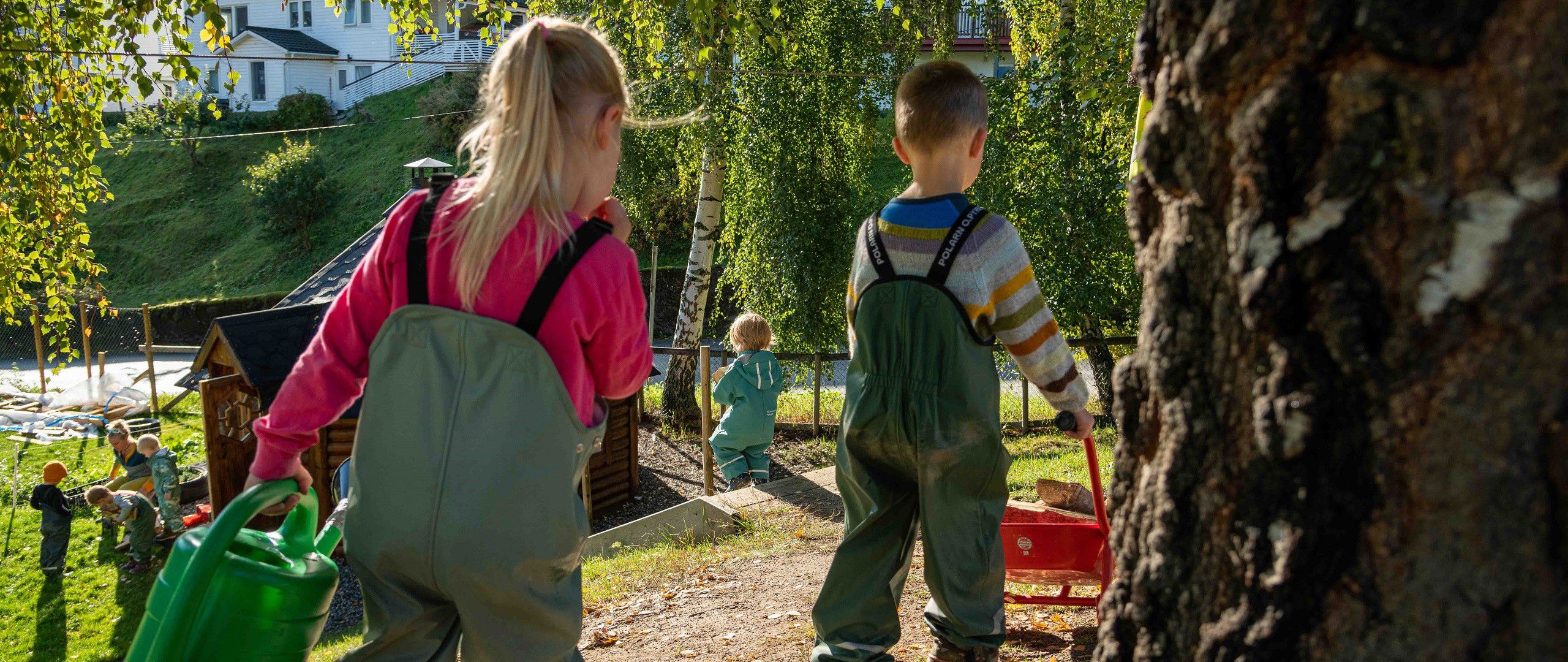 Barn som leikar ute