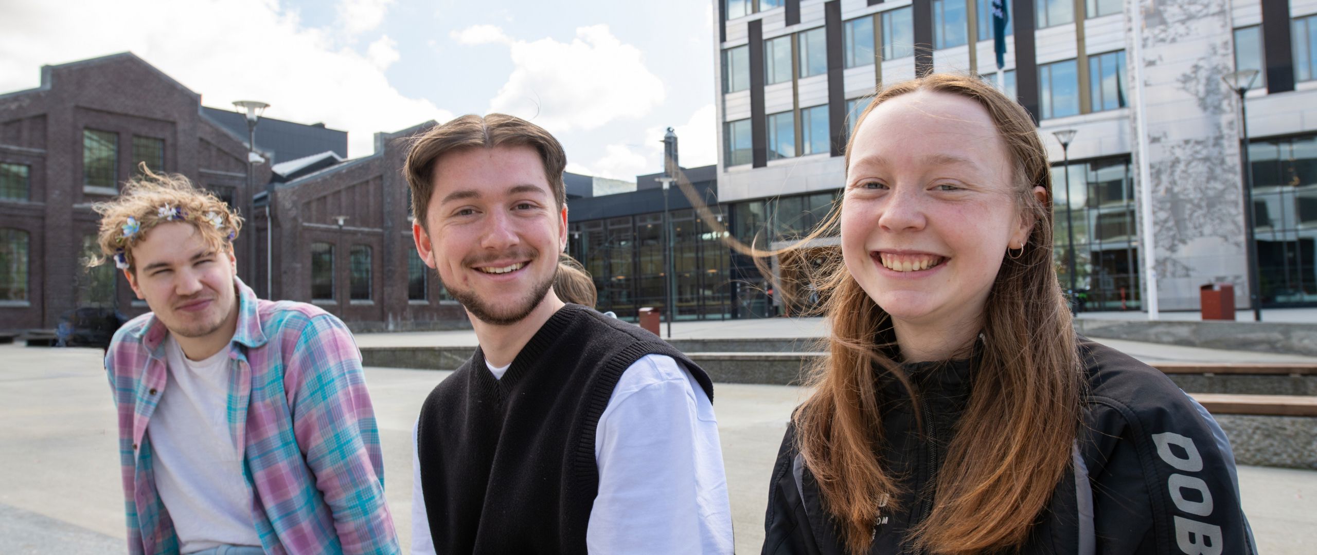 Tre blide studentar ute på campus Bergen.